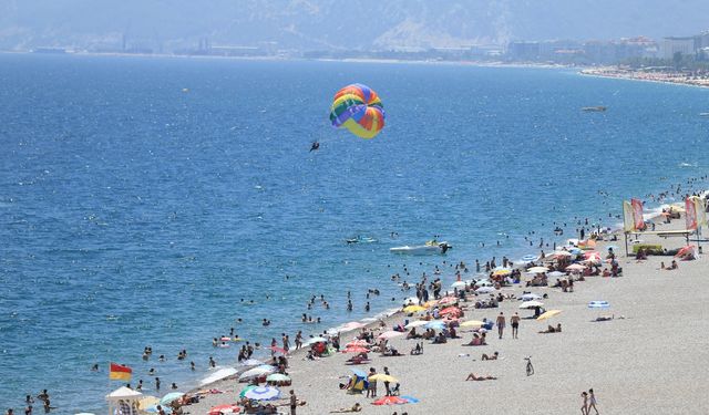 Antalya sahillerinde bayram tatili yoğunluğu