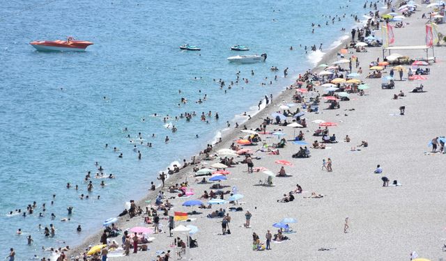 Antalya sahillerinde Kurban Bayramı'nın ilk günü yoğunluk yaşanıyor