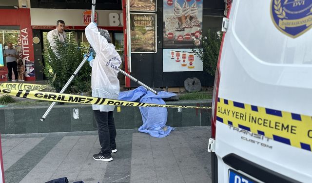 Antalya'da bir kişi iş hanının önünde ölü bulundu