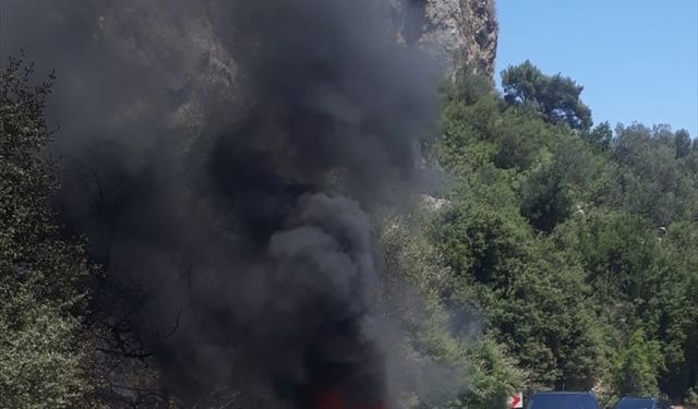 Antalya'da otomobilden ormanlık alana sıçrayan yangın söndürüldü