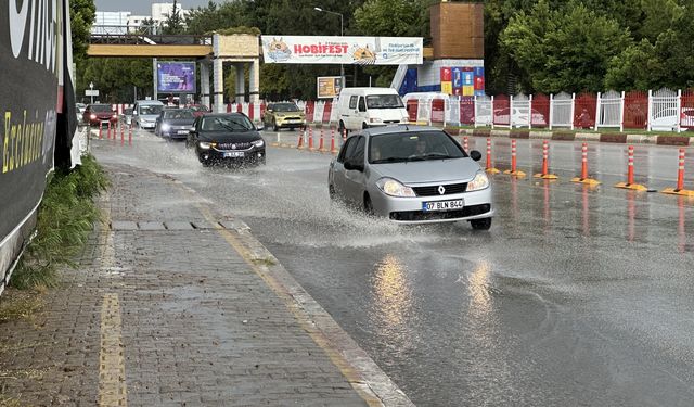 Antalya'da yağış ve fırtına etkili oldu