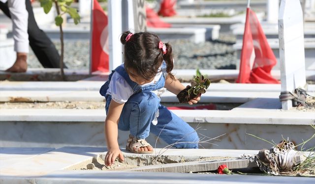 Depremlerden etkilenen Hatay'da mezarlıklar ziyaret edildi