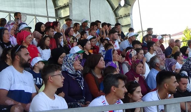 Erdemli'de mahalleler arası futbol turnuvası başladı