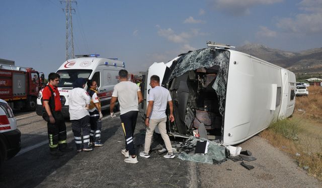 Mersin'de 2 servis aracı ve otomobilin karıştığı kazada 2 kişi öldü, 35 kişi yaralandı