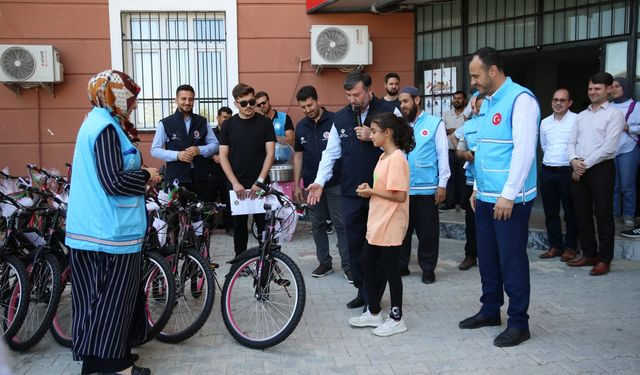 Hatay'da 42 yetim öğrenciye bisiklet hediye edildi