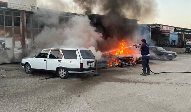 Hatay'da park halindeki 5 otomobil yandı