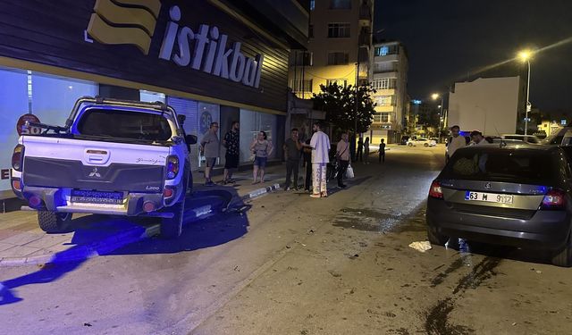 Hatay'da pikapla otomobil çarpıştı, 2 kişi yaralandı