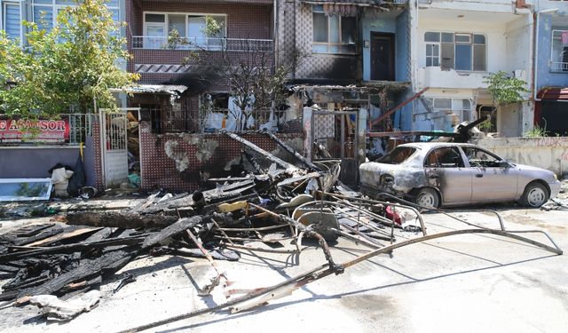 Hatay'da sokaktaki hurdalarda başlayan yangın apartmana ve otomobile sıçradı