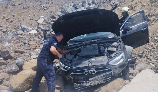 Hatay'da uçuruma yuvarlanan otomobildeki 2 kişi yaralandı