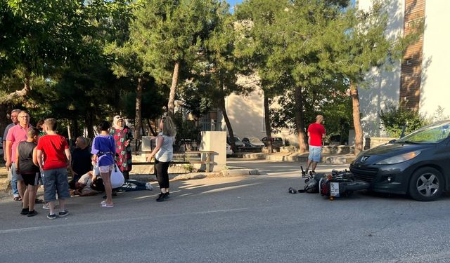 Isparta’da motosiklet ile otomobilin çarpışma anı güvenlik kamerasına yansıdı