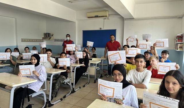 Mersin ve Hatay'ın ilçelerinde öğrenciler karne aldı