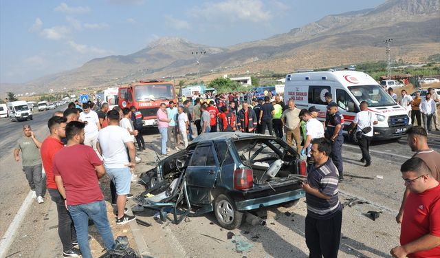 Mersin'de 2 servis aracı ve otomobilin karıştığı kazada 2 kişi öldü, 35 kişi yaralandı