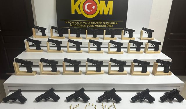 Mersin'de 27 ruhsatsız tabanca ele geçirilen operasyonda yakalanan 3 zanlı tutuklandı