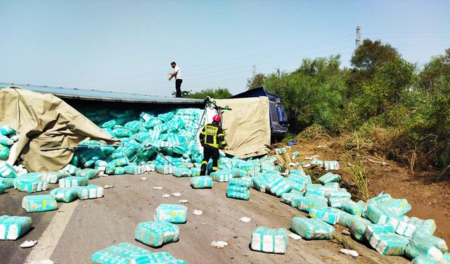 Mersin'de çocuk bezi yüklü tır devrildi