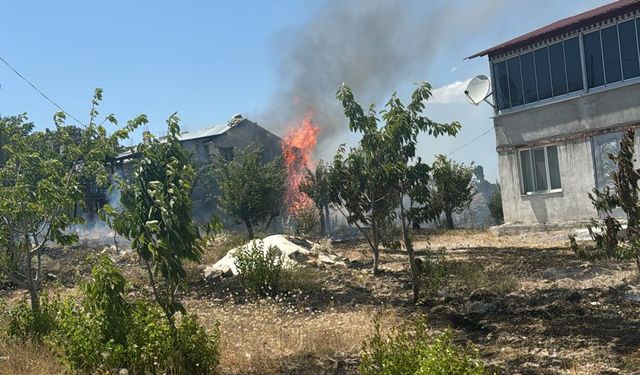 Mersin'de evde çıkan yangın ormanlık alana sıçramadan söndürüldü