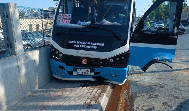 Mersin'de fenalaşan yolcu minibüsünün şoförü park halindeki bir otomobile çarptı