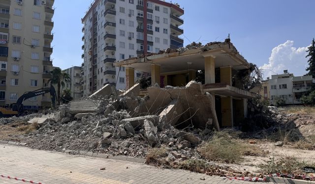 Mersin'de kontrollü yıkımı yapılan binadan kopan molozlar yola saçıldı