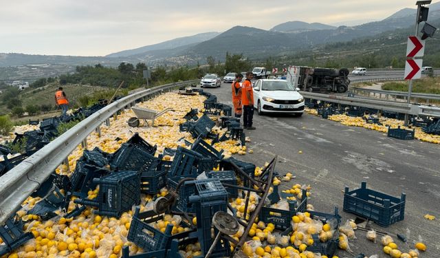 Mersin'de limon yüklü kamyonun devrilmesi sonucu 6 kişi yaralandı