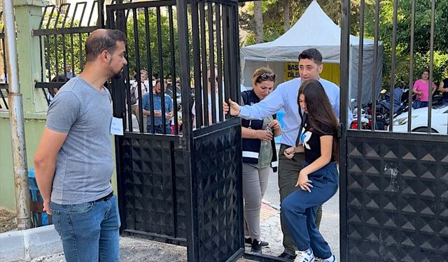 Mersin'de okul müdürü, kimliğini unutan öğrenciyi LGS sınavına yetiştirdi