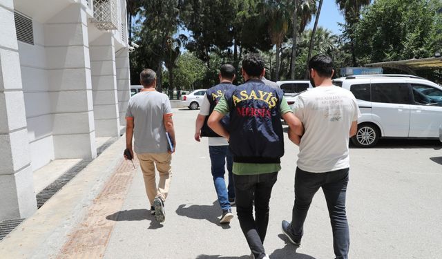 Mersin'de yediemin otoparkından 2 panelvan çaldıkları iddiasıyla 2 zanlı yakalandı