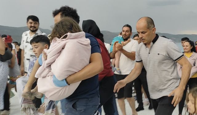 Salda Gölü'nde deniz simidiyle sürüklenen çocuğu tatilci kurtardı