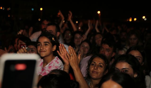 Şarkıcı Mert Demir Hatay'da konser verdi