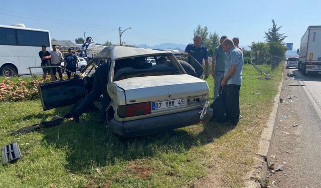 Serik'te tırla çarpışan otomobildeki 2 kişi yaralandı