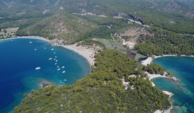 Tarih ile doğanın bütünleştiği Phaselis bayram tatilinde binlerce ziyaretçi ağırladı