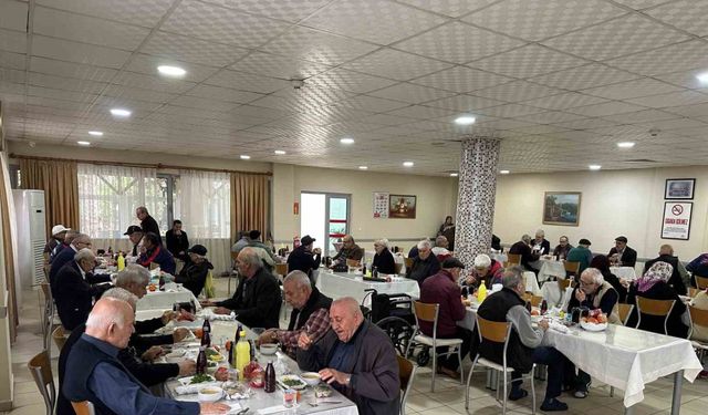 Adanalı kebapçı sosyal projelerle binlerce kişiye ulaşıyor