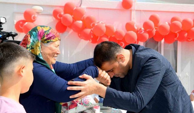 Başkan Özay, konteyner kentteki çocukları bayram öncesi unutmadı