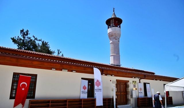 Depremde hasar gören 534 yıllık cami ibadete açıldı