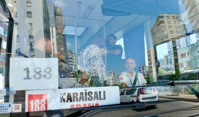 Karaisalı’da otobüs durağına yazı yazarak Zeydan Karalar’dan yeni otobüs isteyen ilçe halkının arzusu yerine getirildi