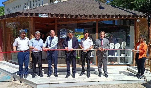 Kozan Halk Eğitim Merkezi yıl sonu sergisi açıldı