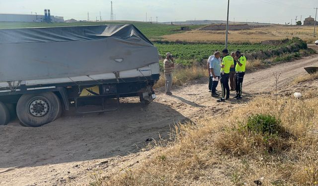 Yol kenarına savrulan tırın sürücüsü yaralandı