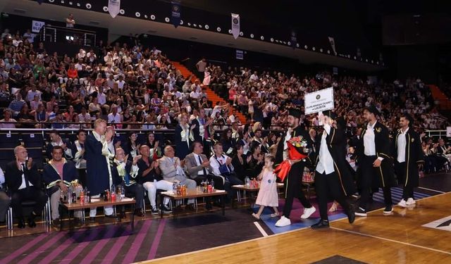 Toros Üniversitesi'nde mezuniyet coşkusu