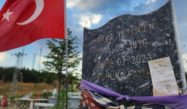 Kahramanmaraş'ta depremde kaybettiği annesinin mezarına davetiye bıraktı