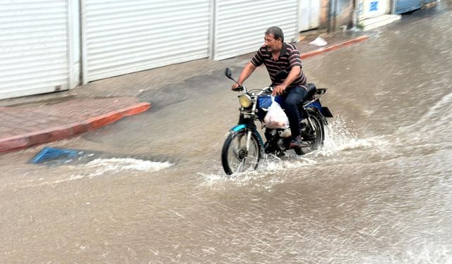 Adana'da sağanak: Caddeler göle döndü