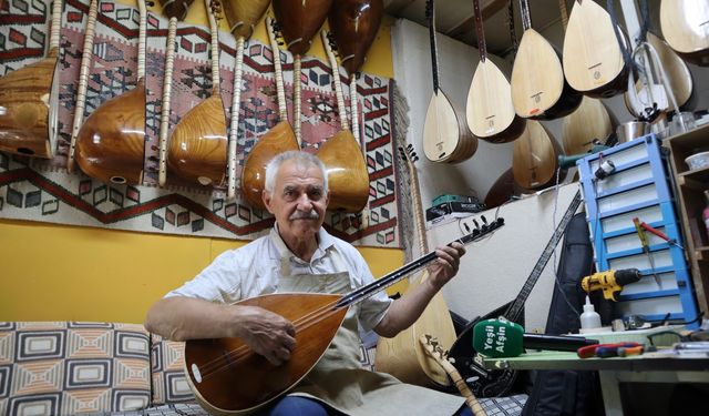 Afşinli Saz Ustası, Ahşap Parçalarını Sanat Eserine Dönüştürüyor