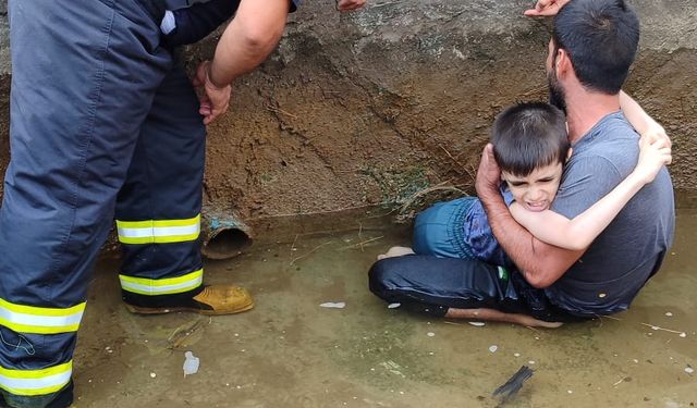 Adana'da ayağı havuz giderine sıkışan çocuk kurtarıldı
