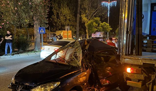 Adana'da park halindeki kamyona çarpan otomobilin sürücüsü öldü