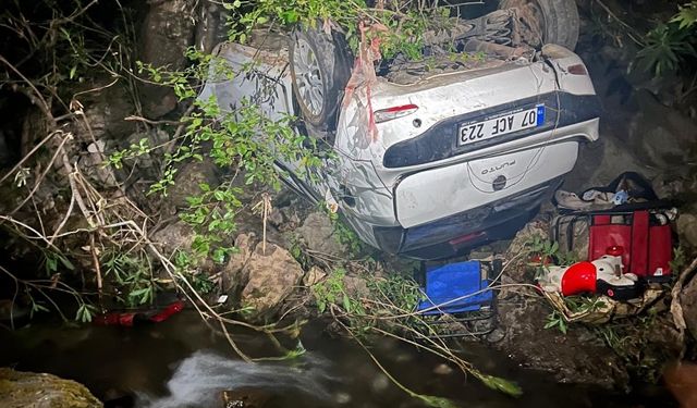 Alanya'da uçuruma devrilen otomobilde sıkışan 4 kişi yaralandı