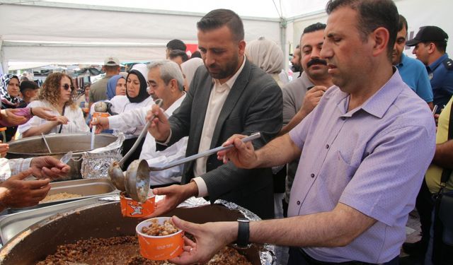 Altınözü'nde vatandaşlara aşure ikram edildi