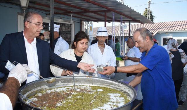 Antakya'da vatandaşlara aşure ikram edildi