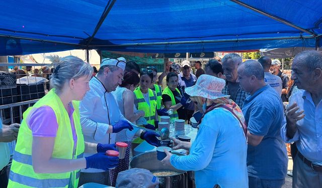 Antalya Büyükşehir Belediyesi ekipleri aşure dağıttı