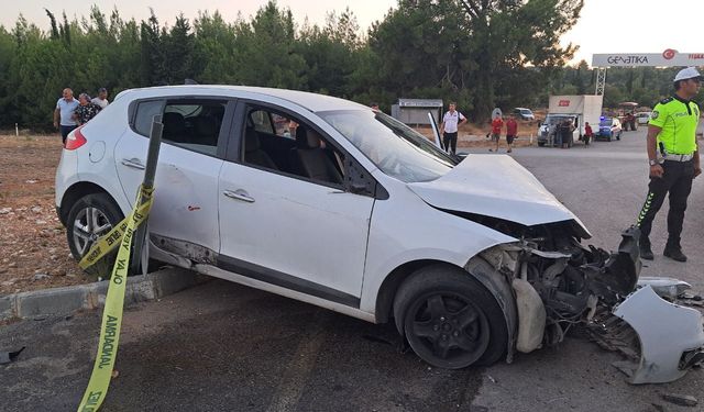 Antalya'da otomobil ve traktörün çarpıştığı kazada 1 kişi öldü, 2 kişi yaralandı