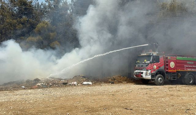 Antalya'da yerleşim yerleri yakınında yangın çıktı