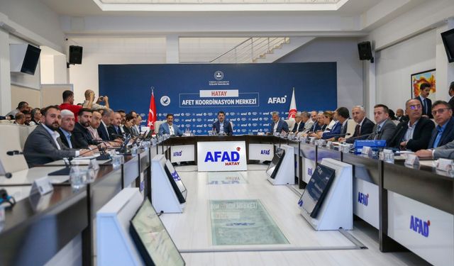 Bakan Kurum, Hatay Atatürk Caddesi'ndeki şantiye alanında konuştu: