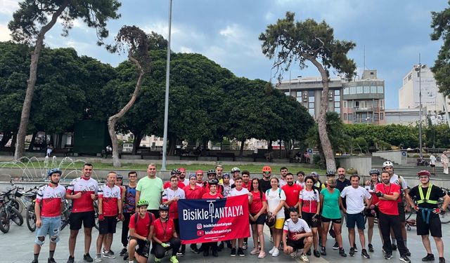 Bisiklet Antalya Grubu, trafik kurallarına dikkati çekmek için pedal çevirdi