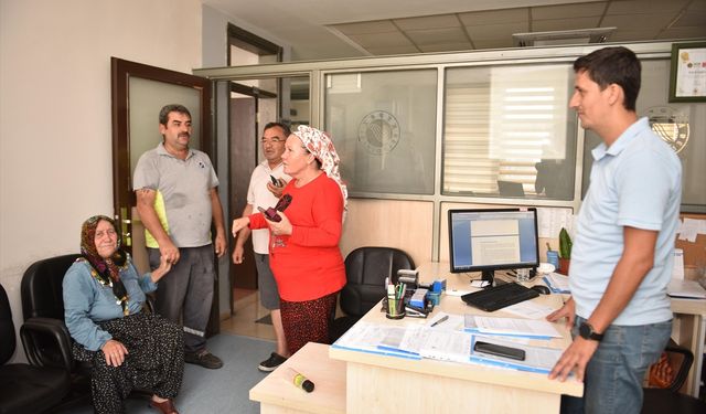 Bulduğu altınları sahibine ulaştıran temizlik görevlisi ödüllendirildi