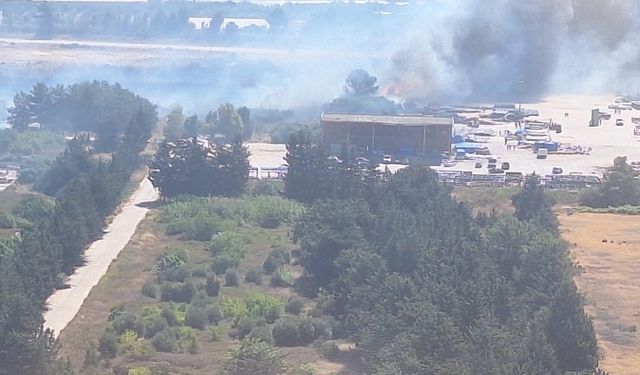 Mersin'de eski kağıt fabrikası alanında çıkan yangın kontrol altına alındı